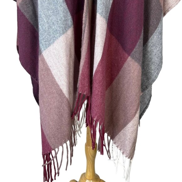 Woolrich Cape Shawl Sweater Soft Multicolor Pink Plaid Fringe Detail Size OS - Picture 4 of 7